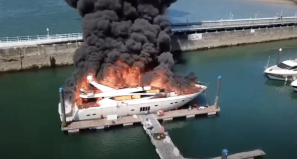 Superyacht in fiamme