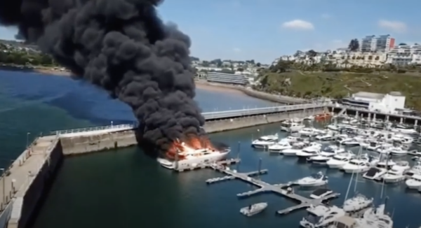 Superyacht in fiamme