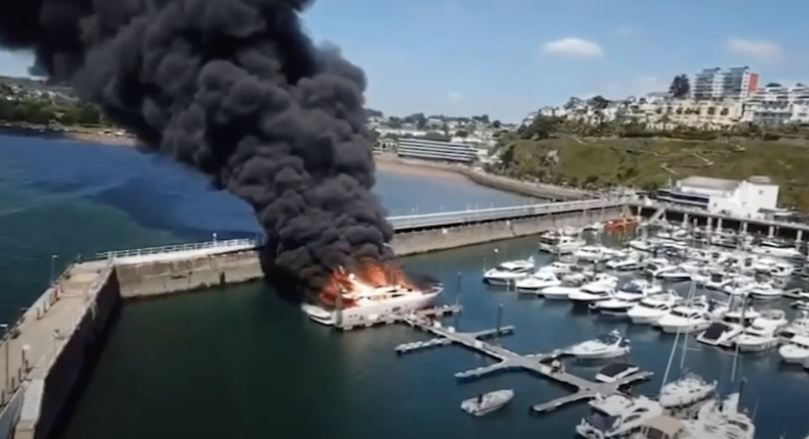 Superyacht  in fiamme 