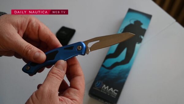 coltello in barca e sott'acqua