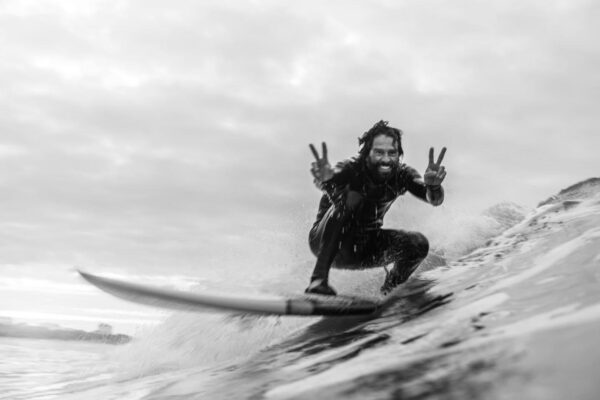Cavalcare un’onda di 35 metri: la grande impresa di Hugo Vau diventa un libro. La nostra intervista al surfista dei record