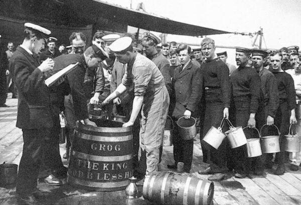 La stupefacente storia del Grog, la bevanda più amata dai marinai