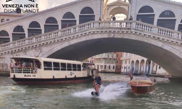 col surf elettrico nel canal grande