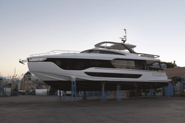Azimut Grande 26M 在Viareggio推出