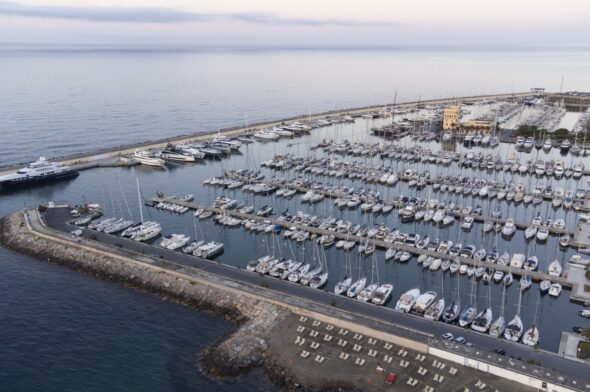 Il Gruppo Cozzi Parodi parteciperà con Marina di San Lorenzo e con Marina degli Aregai al 62° Salone Nautico di Genova, che si terrà da giovedì 22 a martedì 27 settembre. I due marina, che si trovano rispettivamente a San Lorenzo al Mare e a Santo Stefano al Mare, entrambi in provincia di Imperia, saranno presenti allo stand “Riviera dei Fiori Marine”, ovvero allo stand SP43, nell’area “Living the sea”, sotto la tensostruttura. I due porti turistici, inoltre, saranno presenti sabato 24 settembre alle 10, allo stand istituzionale della Regione Liguria, dove ci sarà una presentazione dei due marina, vincitori della Bandiera Blu 2022. Allo stand allestito al Salone Nautico di Genova, i visitatori troveranno anche “Me Connect”, con cui potranno scattarsi un selfie e condividerlo sui social. Oltre a farsi le foto, si potrà compilare un questionario che permetterà al Gruppo Cozzi Parodi di valutare quali nuovi servizi implementare all’interno delle marine e quali migliorare. Non mancheranno le novità, principalmente rivolte ad accogliere i diportisti nella Riviera dei Fiori. Come i nuovi posti barca in vendita fino a 40 metri al Marina di San Lorenzo, dove sono terminati i lavori di restyling, con la posa di colonnine elettriche di nuova generazione e altre dotazioni al servizio di un porto sicuro, dato che la banchina ha un ottimo ridosso. Per chi invece cerca un “buen retiro” sulla terra ferma. a Marina degli Aregai, invece, si sta lavorando per costruire altre due palazzine di appartamenti, che andranno ad aggiungersi alle due già pronte. A cantiere terminato si avranno una quarantina di nuovi alloggi, proprio a ridosso del porto e della pista ciclabile. Per quanto riguarda gli ormeggi, invece, a Marina degli Aregai ci sono posti barca per yacht fino a 50 metri. Entrambe le marine dispongono di un hotel a 4 stelle. A Marina degli Aregai gli ospiti possono essere accolti dall’elegante Aregai Marina Hotel e Residence, mentre al Marina di San Lorenzo l’ospitalità al top è garantita dall’Hotel Riviera dei Fiori.