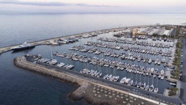 Il Gruppo Cozzi Parodi parteciperà con Marina di San Lorenzo e con Marina degli Aregai al 62° Salone Nautico di Genova, che si terrà da giovedì 22 a martedì 27 settembre. I due marina, che si trovano rispettivamente a San Lorenzo al Mare e a Santo Stefano al Mare, entrambi in provincia di Imperia, saranno presenti allo stand “Riviera dei Fiori Marine”, ovvero allo stand SP43, nell’area “Living the sea”, sotto la tensostruttura. I due porti turistici, inoltre, saranno presenti sabato 24 settembre alle 10, allo stand istituzionale della Regione Liguria, dove ci sarà una presentazione dei due marina, vincitori della Bandiera Blu 2022. Allo stand allestito al Salone Nautico di Genova, i visitatori troveranno anche “Me Connect”, con cui potranno scattarsi un selfie e condividerlo sui social. Oltre a farsi le foto, si potrà compilare un questionario che permetterà al Gruppo Cozzi Parodi di valutare quali nuovi servizi implementare all’interno delle marine e quali migliorare. Non mancheranno le novità, principalmente rivolte ad accogliere i diportisti nella Riviera dei Fiori. Come i nuovi posti barca in vendita fino a 40 metri al Marina di San Lorenzo, dove sono terminati i lavori di restyling, con la posa di colonnine elettriche di nuova generazione e altre dotazioni al servizio di un porto sicuro, dato che la banchina ha un ottimo ridosso. Per chi invece cerca un “buen retiro” sulla terra ferma. a Marina degli Aregai, invece, si sta lavorando per costruire altre due palazzine di appartamenti, che andranno ad aggiungersi alle due già pronte. A cantiere terminato si avranno una quarantina di nuovi alloggi, proprio a ridosso del porto e della pista ciclabile. Per quanto riguarda gli ormeggi, invece, a Marina degli Aregai ci sono posti barca per yacht fino a 50 metri. Entrambe le marine dispongono di un hotel a 4 stelle. A Marina degli Aregai gli ospiti possono essere accolti dall’elegante Aregai Marina Hotel e Residence, mentre al Marina di San Lorenzo l’ospitalità al top è garantita dall’Hotel Riviera dei Fiori.