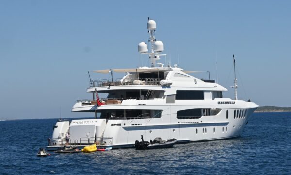 Il megayacht Bacarella in Costa Smeralda