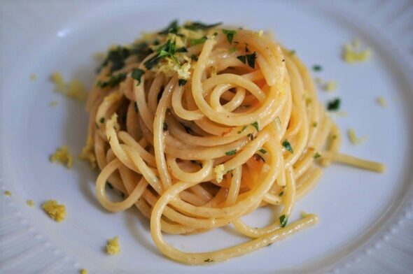 Spaghetti con crema di acciughe e limone