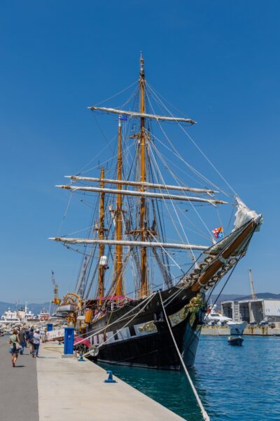 La nave scuola Palinuro della Marina Militare apre le porte ai visitatori dell’Ocean Live Park di Genova