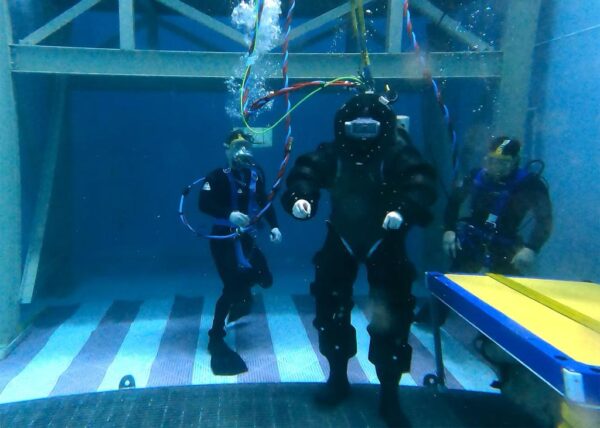La US Navy testa la muta subacquea di Iron Man