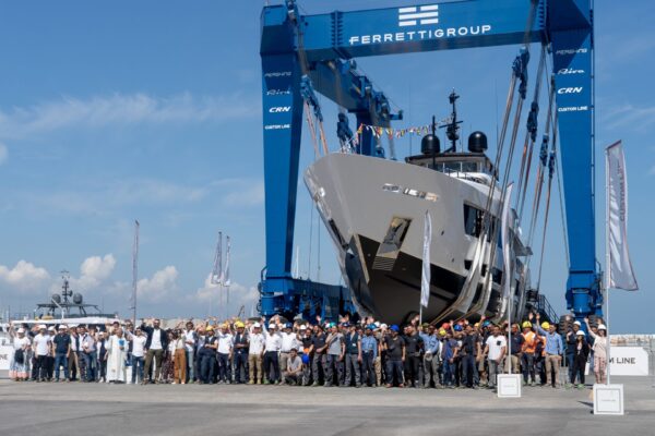 secondo scafo Custom Line 140'