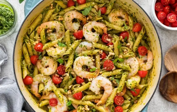 Pasta pesto, pomodorini e gamberi