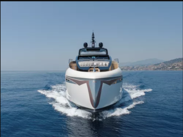 “Lucy”: the impressive 37 metre motoryacht by The Italian Sea Group – Video by DN