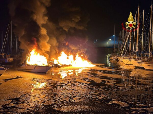 incendio imbarcazioni genova prà