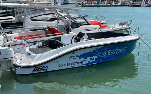 Barche elettriche a noleggio via app: partnership tra E-ssence, GardaSolar e Eboats&Go