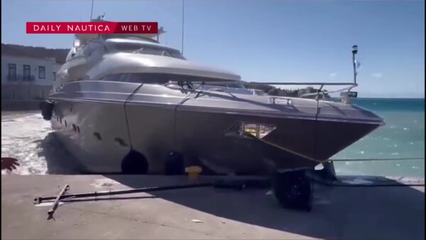 m/y why si incaglia grecia