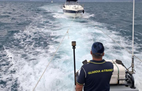 yacht in avaria palmaria finanza