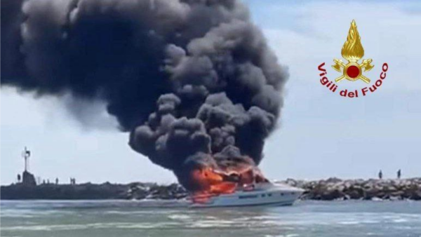 incendio yacht comacchio