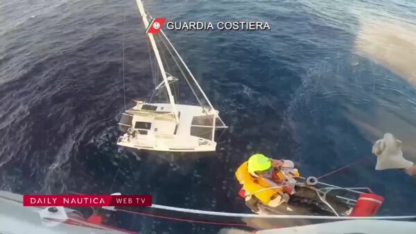 catamarano si incaglia nella tonnara