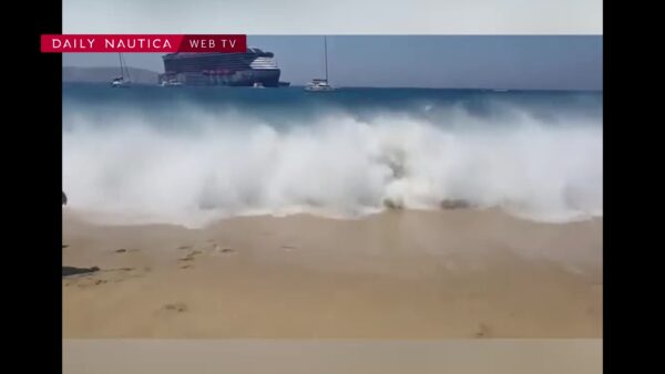 traghetto spiaggia onda anomala