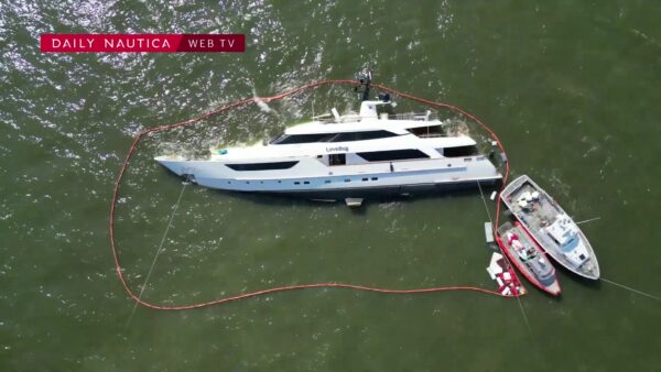 superyacht lovebug imbarca acqua