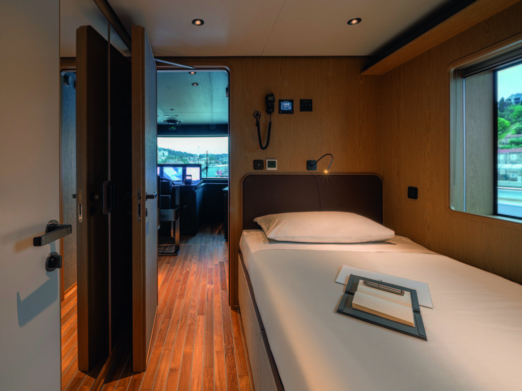 Custom Line Navetta 38 ACPV ARCHITECTS_captain room