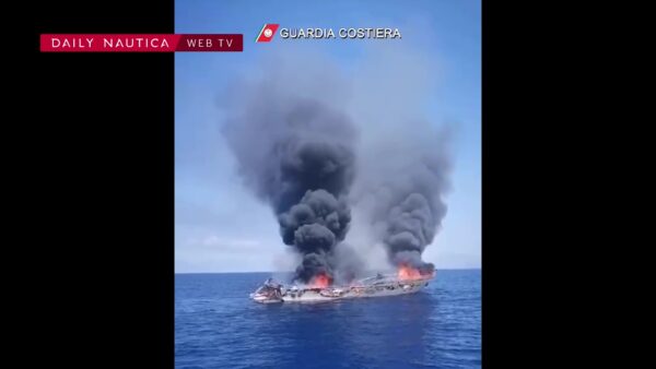 imbarcazione affondata incendio