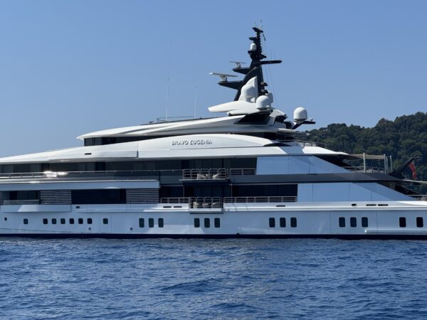 Il superyacht Bravo Eugenia avvistato al largo di Portofino