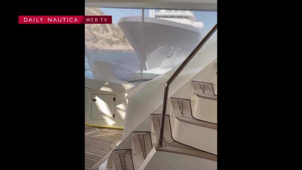 impatto tra due superyacht visto da bordo
