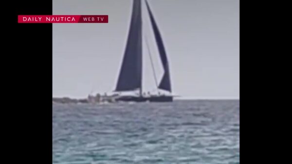 imbarcazione maxi rolex cup contro scogli