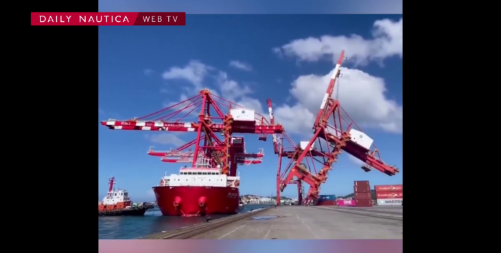 gru portuale crolla in banchina