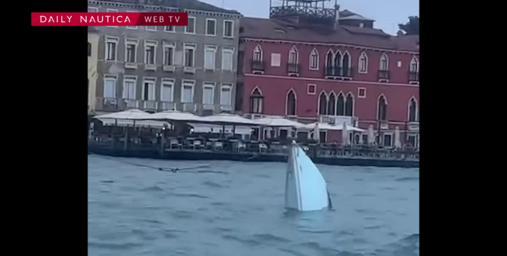 scontro tra barchino e taxi a Venezia