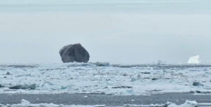 La foto dell'iceberg nero scattata da Hallur Antoniussen