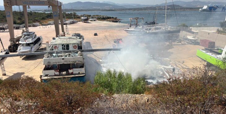 Twenty-five metre catamaran destroyed in a fire at an Olbia shipyard – Video