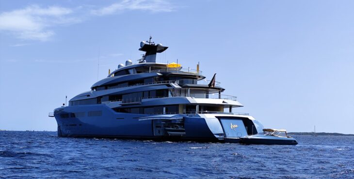 “Aviva”: il superyacht del patron del Tottenham Joe Lewis avvistato al largo di Tavolara – Le foto di DN