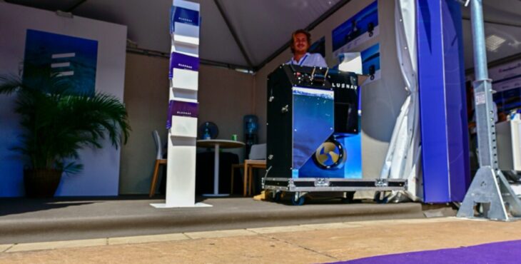 Area espositiva dell’Innovation Route con segnaletica per progetti sostenibili