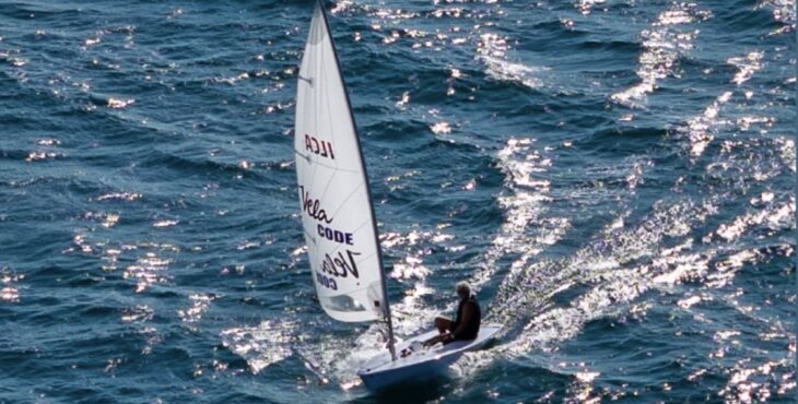 Vista dall’alto di Dan Lenard in navigazione sul Laser/ILCA