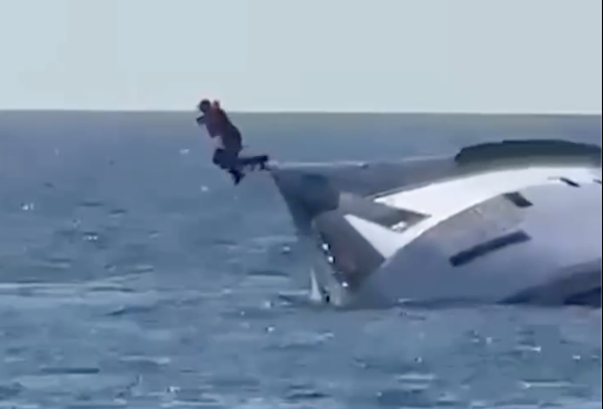 Proprietario, capitano e membri dell’equipaggio del Dolce Vento si gettano in acqua